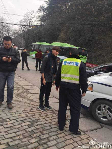 陈坤车被车撞 一张签名引发的明星与交警会面（组图）